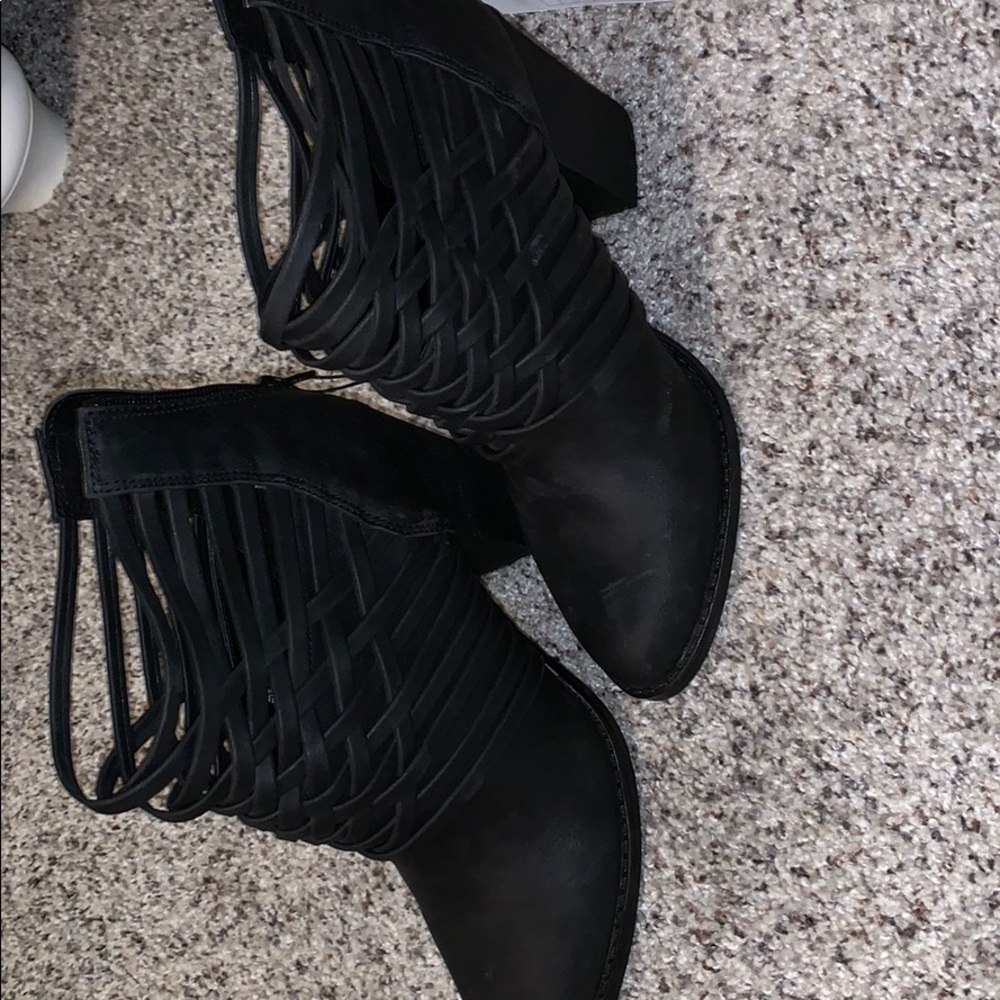 Super cute black high heel booties!